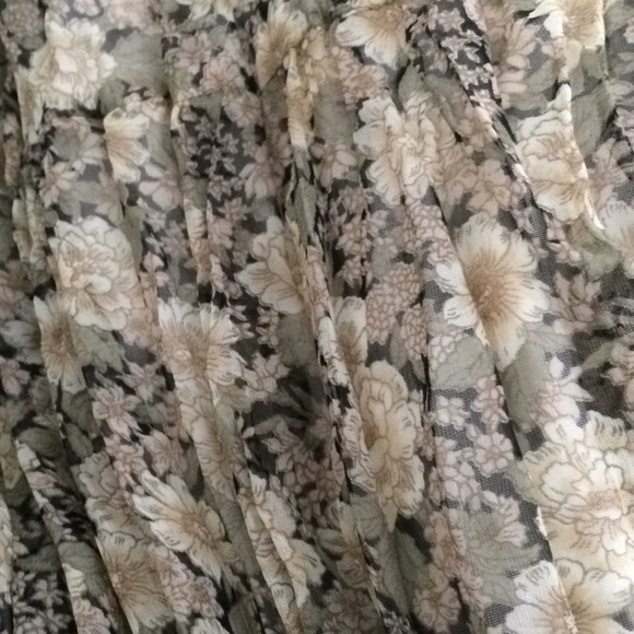 Dressbarn Pleated Skirt Floral w/ Lace Hem Maxi - Picture 3 of 6